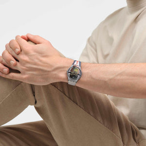 Ceas Swatch Le Fils de l'Homme by Rene Magritte SUOZ350 - lifestyle