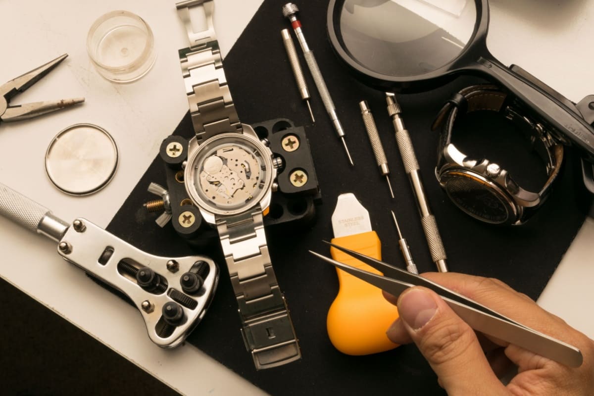 Ce tip de baterie folosesc ceasurile de lux cu quartz și cum o schimbi?