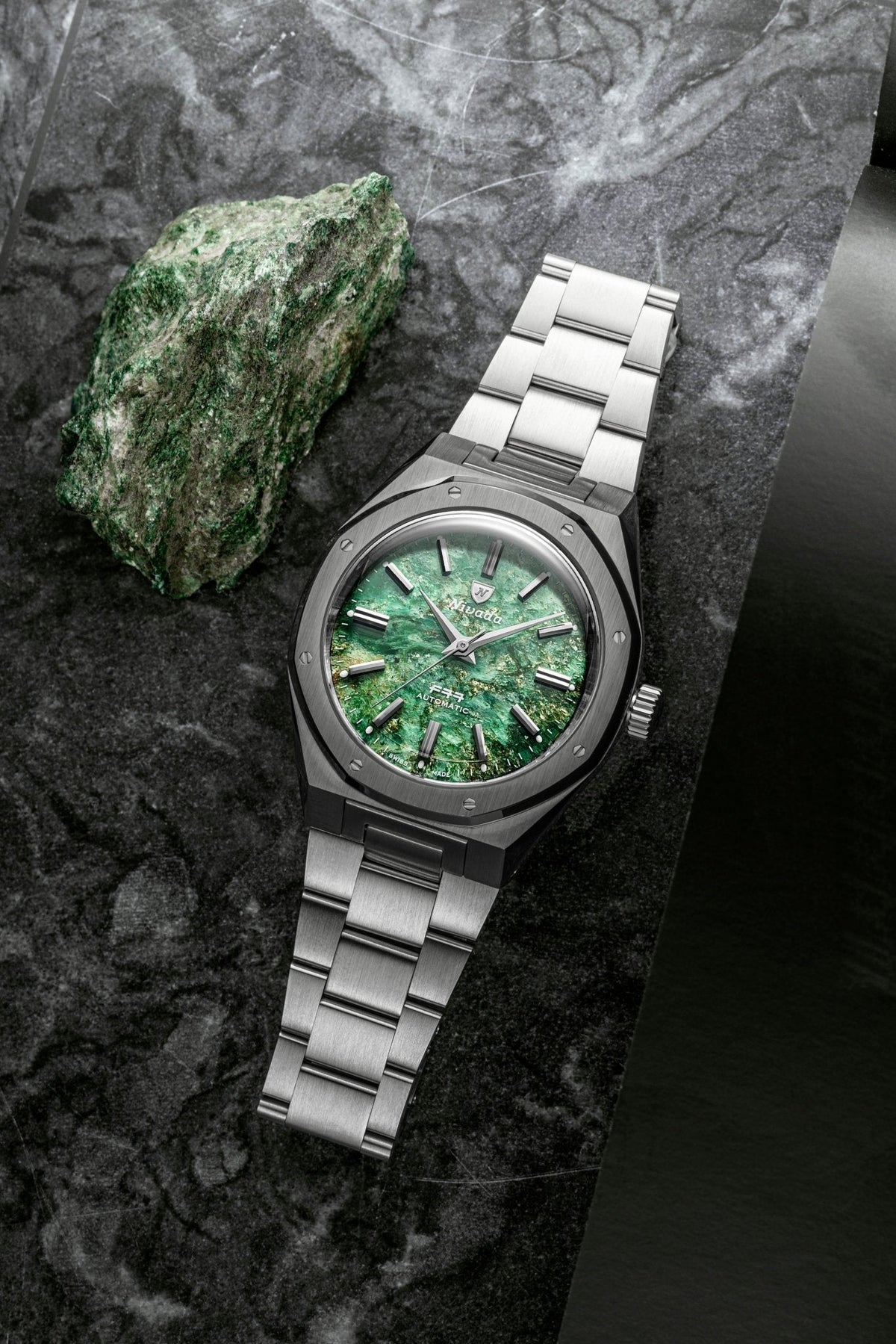 Nivada F77 Green Aventurine MK2 langa piatra de aventurin