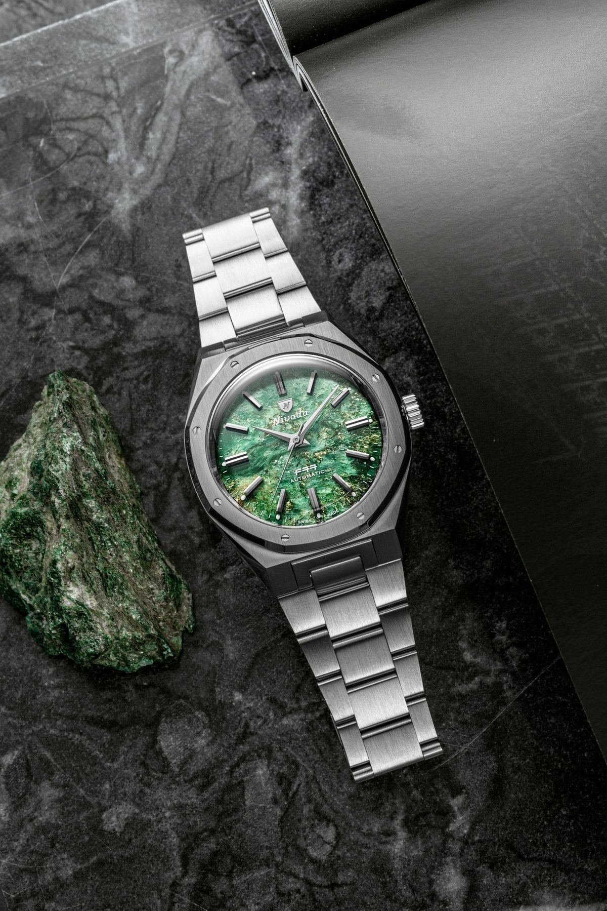 Nivada F77 Green Aventurine MK2 pe marmura