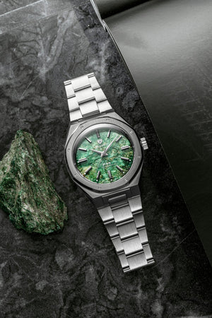 Nivada F77 Green Aventurine MK2 pe marmura