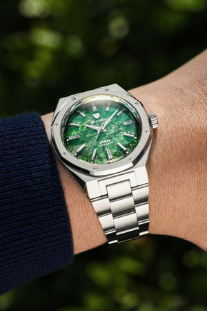 Nivada F77 Green Aventurine MK2 pe incheietura