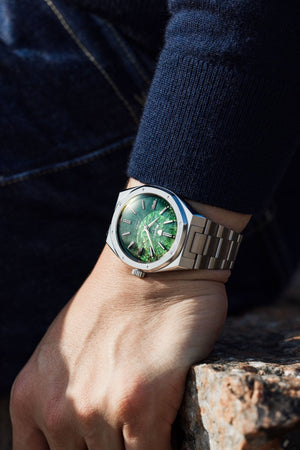 Nivada F77 Green Aventurine MK2 pe incheietura